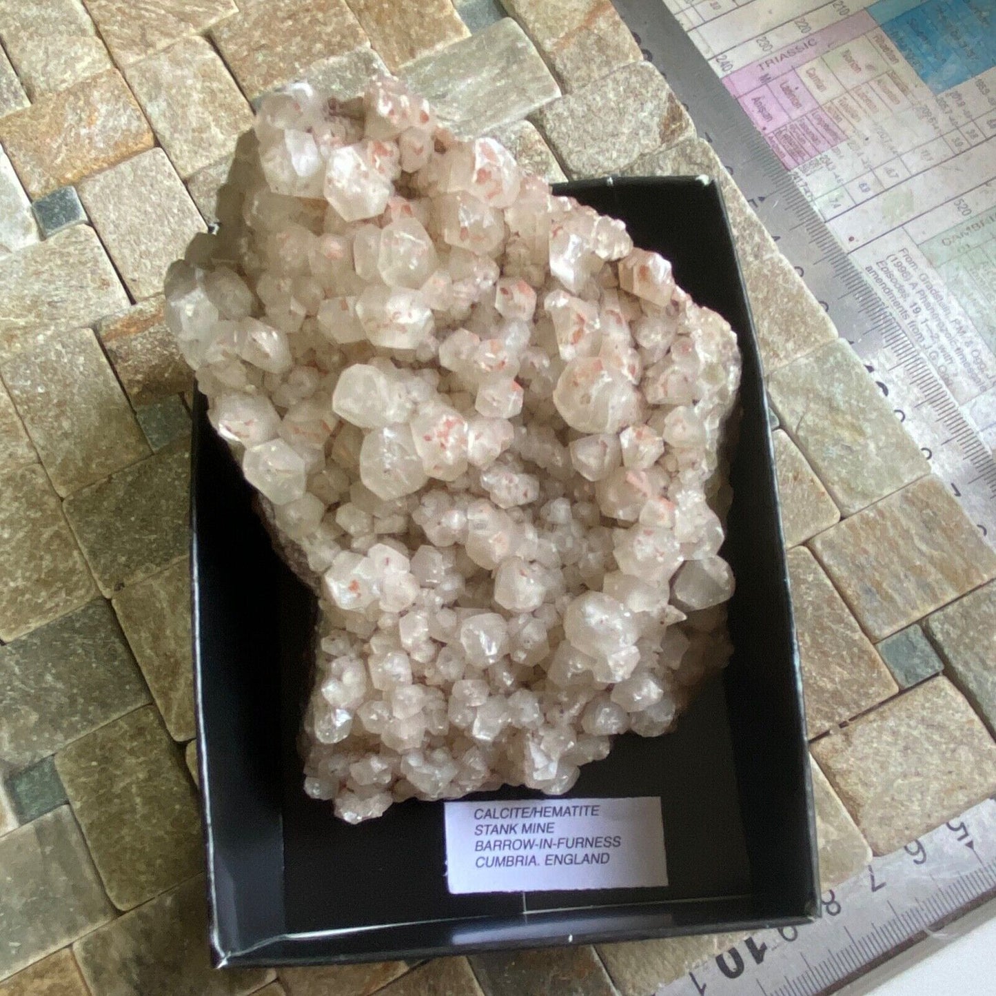 CALCITE AVEC HÉMATITE ÉCHANTILLON INHABITUEL DE LA MINE STANK, CUMBRIA LARGE 473gMF1177