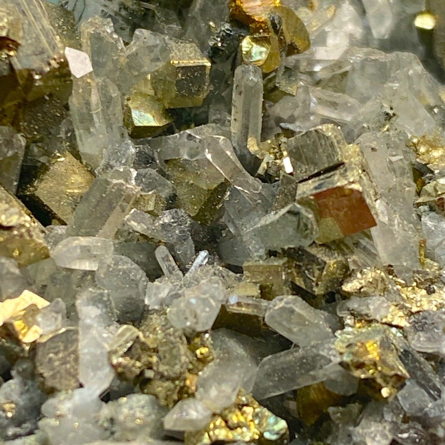 ASSEMBLAGE DE CRISTAL DE PYRITE ET DE QUARTZ DU PÉROU 107g MF6149