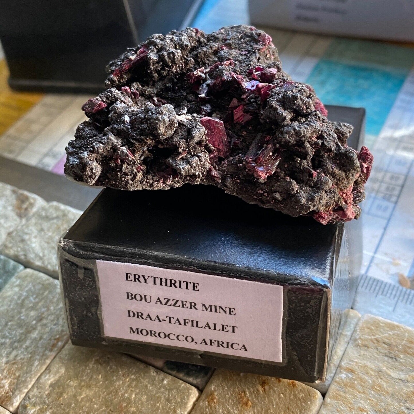 ERYTHRITE SUR MATRICE DE LA MINE DE BOU AZZER, MAROC 117g MF1005