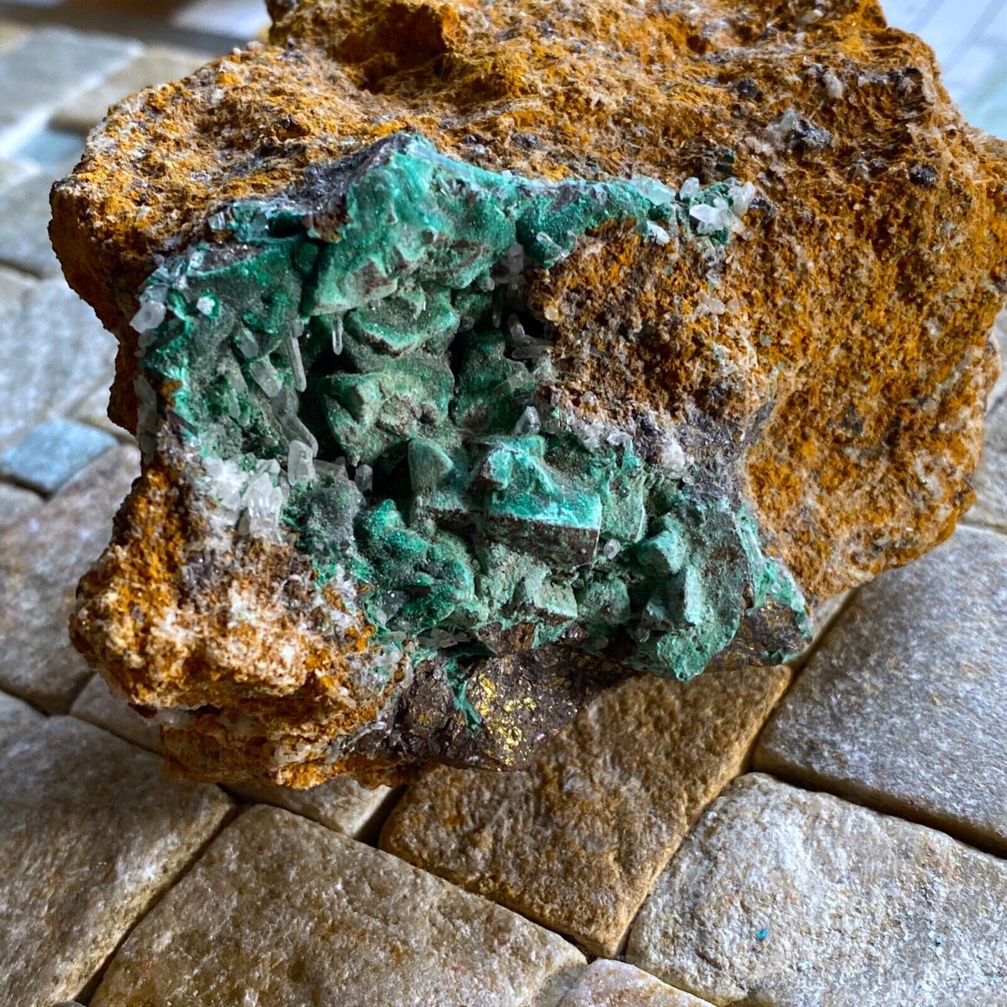 MALACHITE/CHALCOPYRITE/QUARTZ FROM CLIGGA MINE, CORNWALL