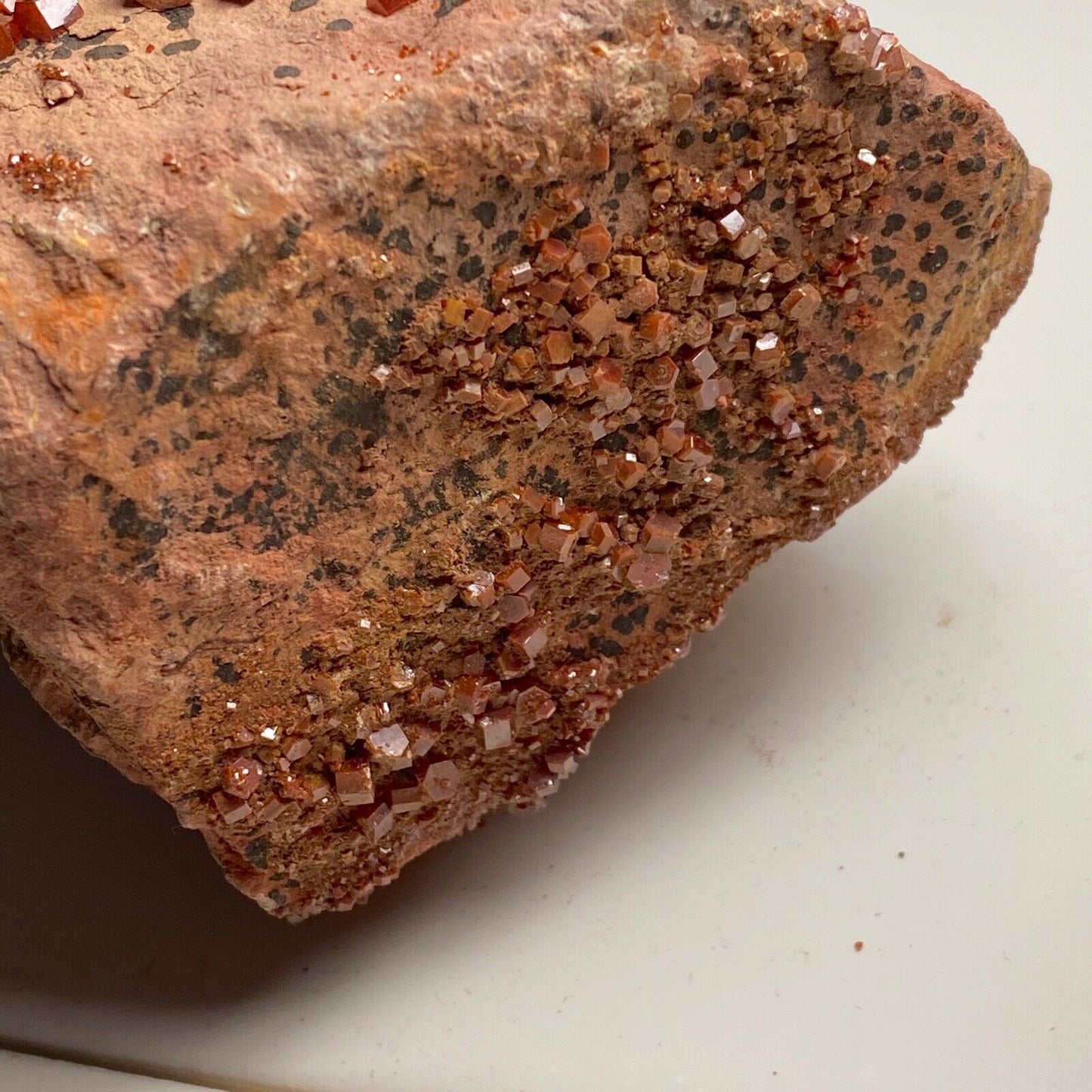 VANADINITE SUR MATRICE DU MAROC SUBSTANTIEL 675g MF359