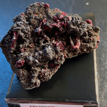 ERYTHRITE SUR MATRICE DE LA MINE DE BOU AZZER, MAROC 117g MF1005