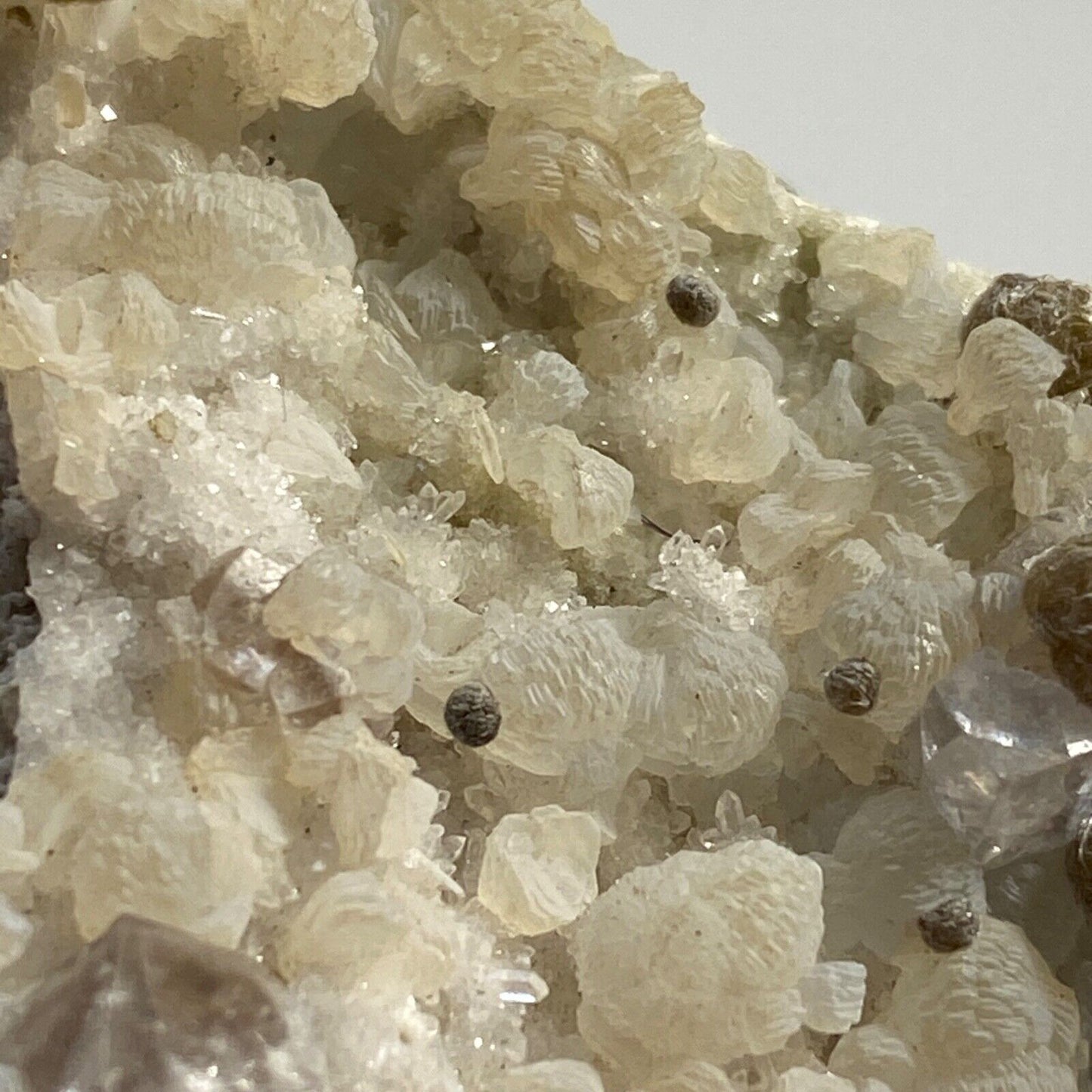 GYROLITE/OKENITE/CALCITE ETC FROM MAHARASHTRA, INDIA 31g MF811