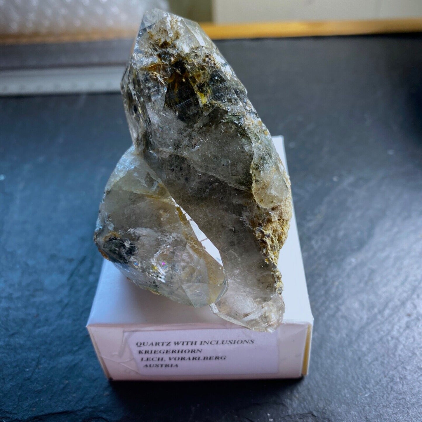 QUARTZ DE CRISTAL AVEC DES INCLUSIONS INTÉRESSANTES D'AUTRICHE 96g MF1059