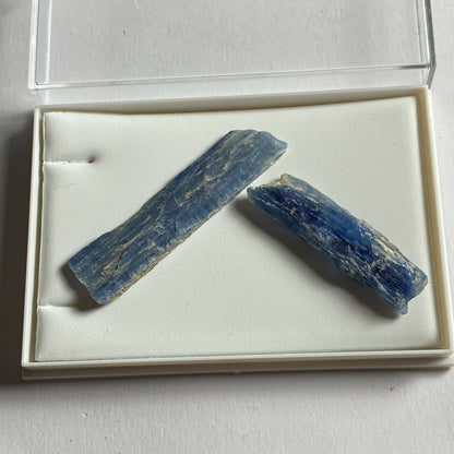 KYANITE CRYSTAL FORMS  x 2 TOTAL 8g [40Ct]  MF9958