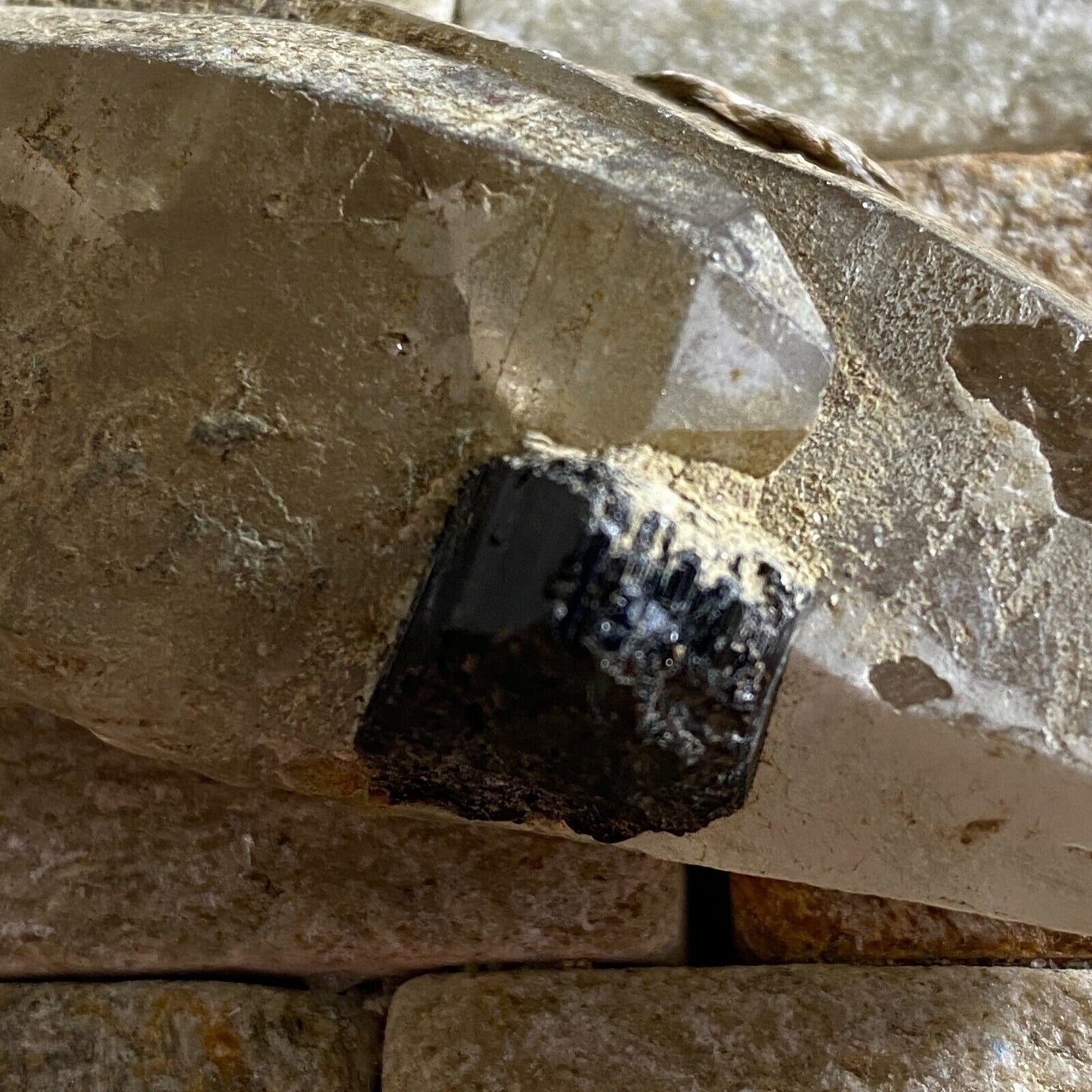 TURMALINA SCHORL SOBRE CUARZO ESPECIMEN INSÓLITO DE BRASIL 48g MF9965