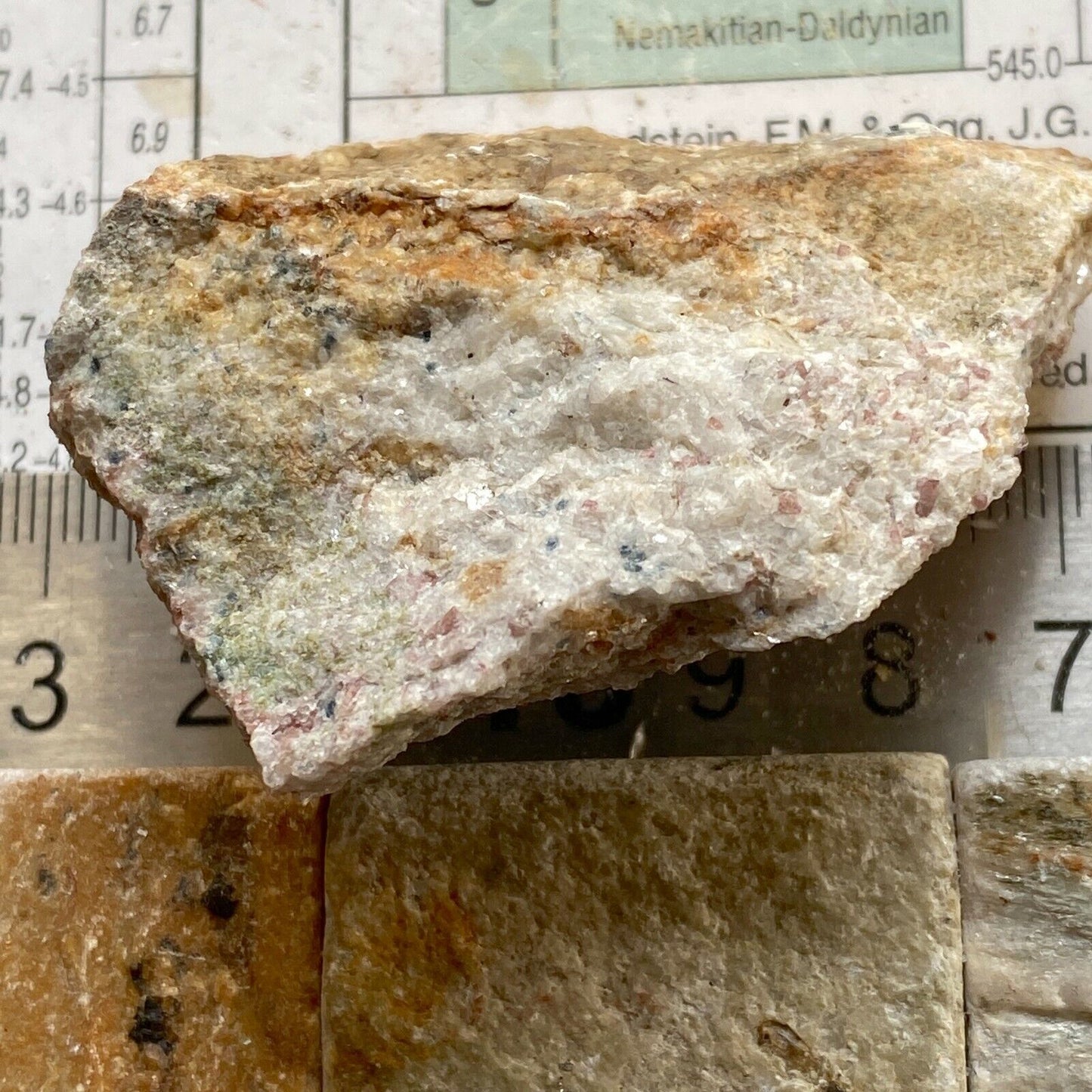 TOURMALINE ELBAÏTE AVEC QUARTZ RICHE EN MICA LEPIDOLITE 77g MF6628