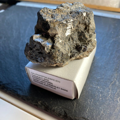 MINERAL SÓLIDO DENSO DE GALENA/ESFALERITA DE AUSTRALIA. 320g MF1335