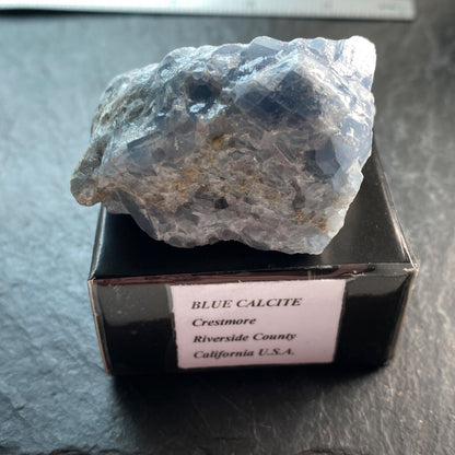 CALCITE BLEUE SPÉCIMEN INHABITUEL DE CRESTMORE, CALIFORNIE 67g MF1036