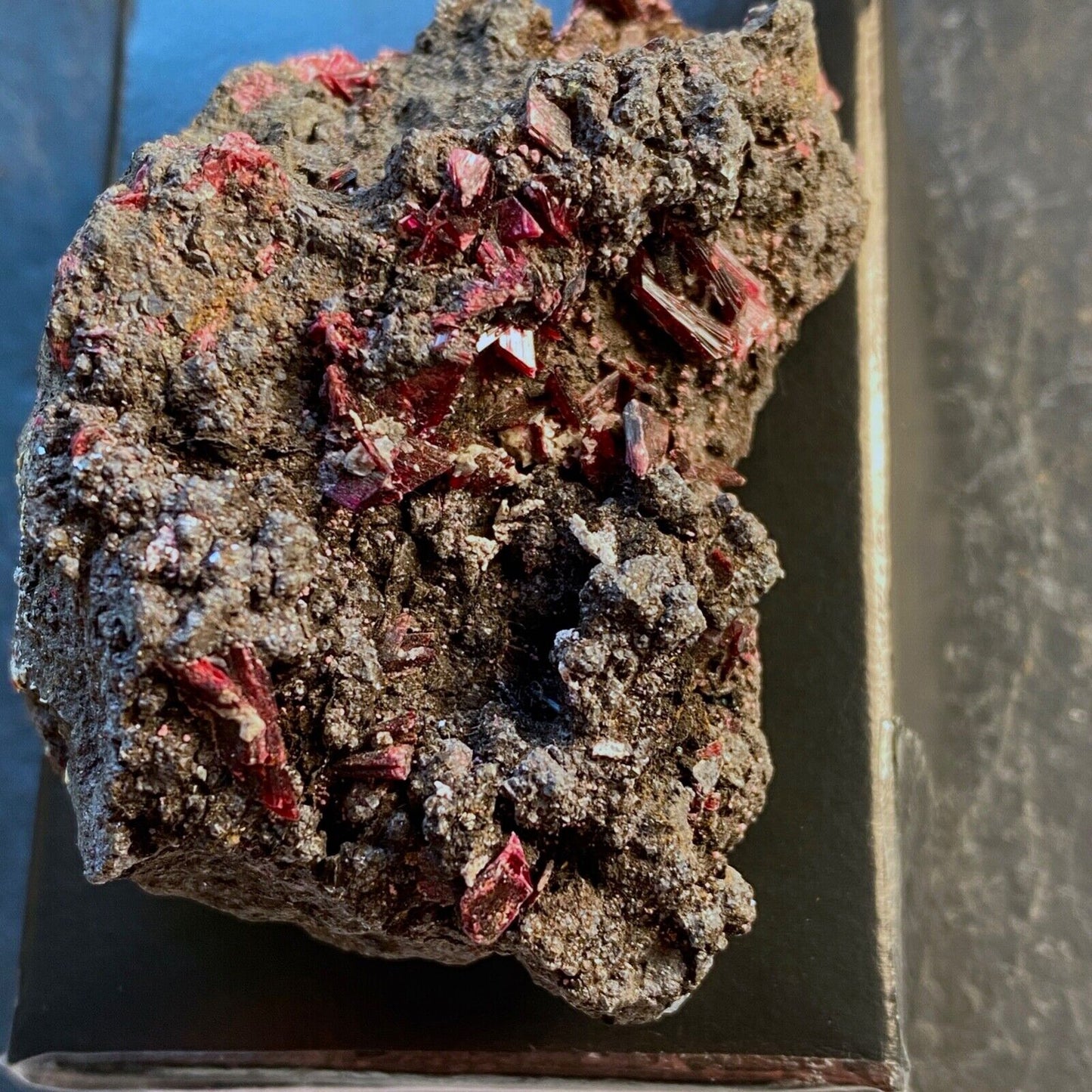 ERYTHRITE SUR MATRICE DE LA MINE DE BOU AZZER, MAROC 117g MF1005