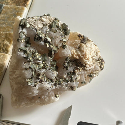 CHALCOPYRITE SUR CALCITE DU MEXIQUE 240g MF3155