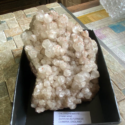 CALCITE AVEC HÉMATITE ÉCHANTILLON INHABITUEL DE LA MINE STANK, CUMBRIA LARGE 473gMF1177