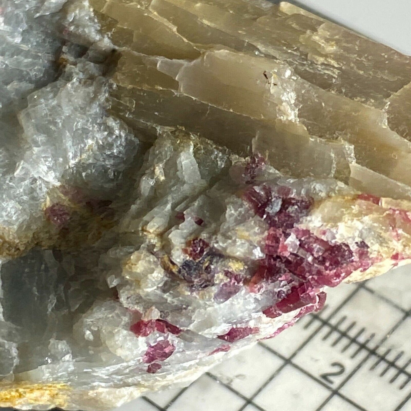 TOURMALINE RUBELLITE SUR MATRICE DE LA VALLEE DE SAHATANY, MADAGASCAR 110g MF6571