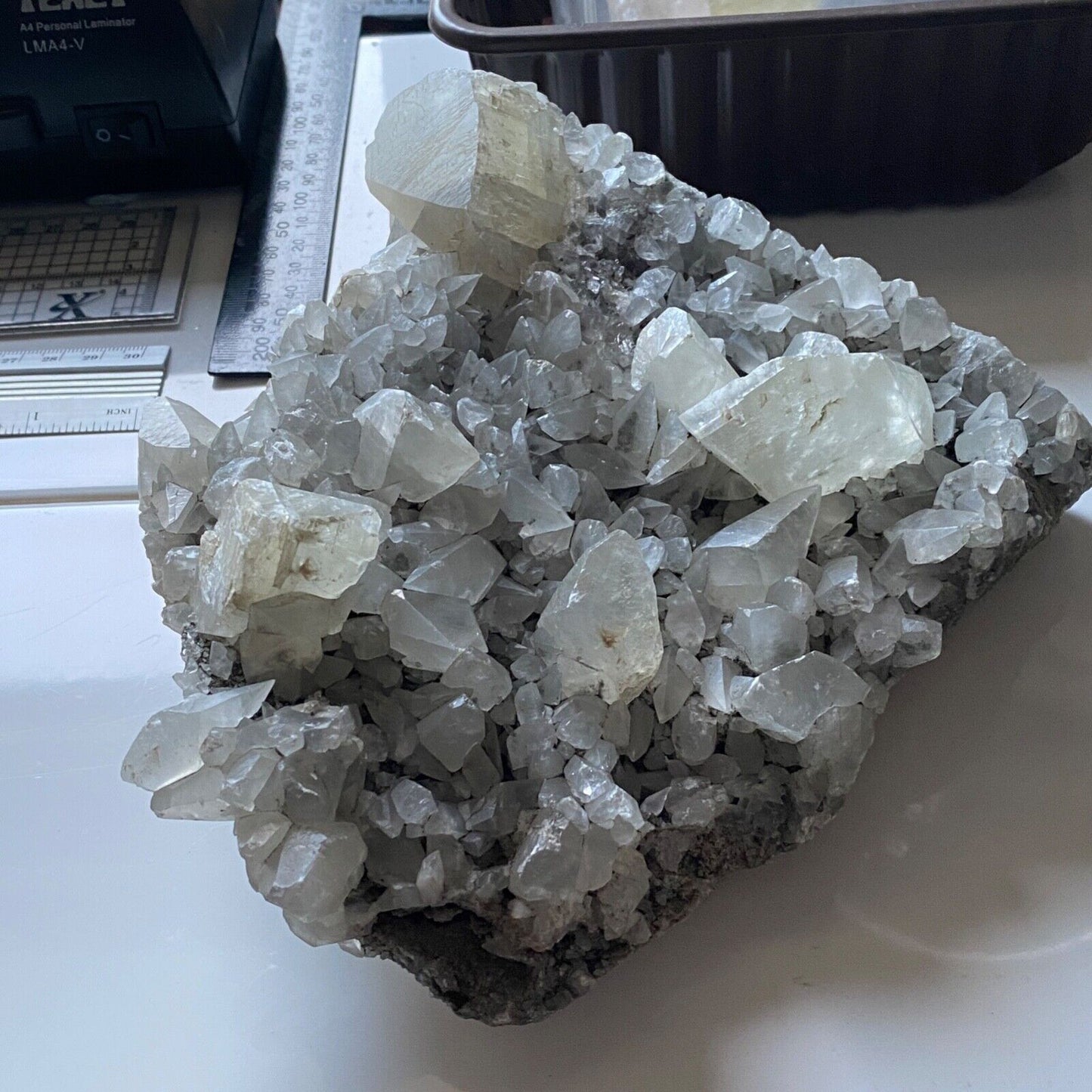 ASSEMBLAGE DE CRISTAL DE CALCITE ÉCHANTILLON IMPRESSIONNANT DE TAFF WELLS LOURD 1650g MF752