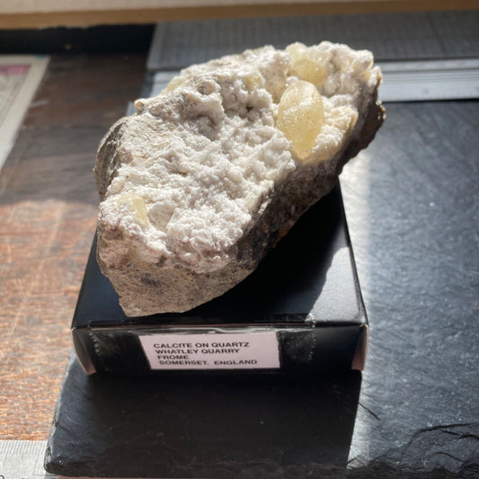 CALCITA SOBRE CUARZO DE WHATLEY QUARRY, SOMERSET 346g MF1183