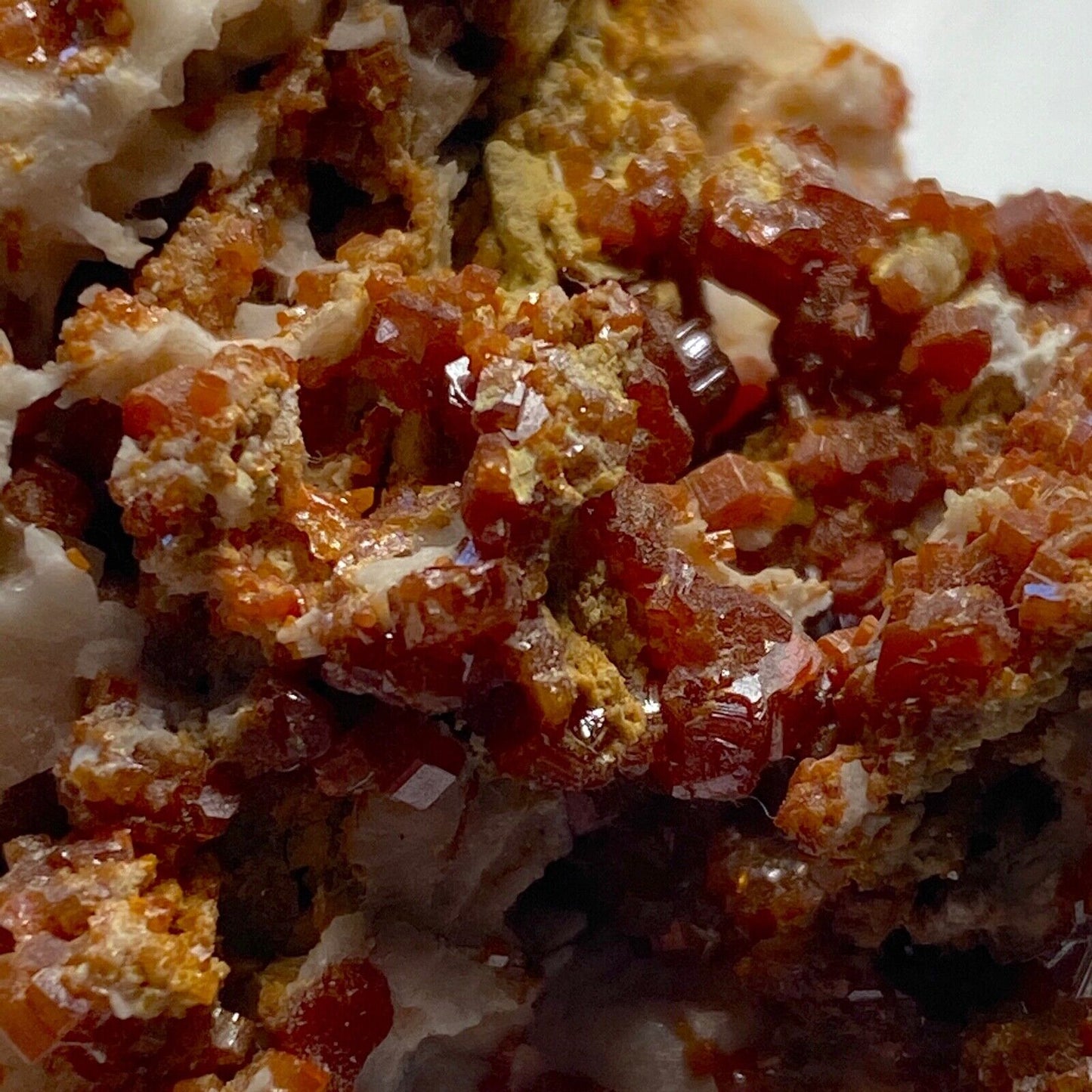 VANADINITE AVEC BARYTINE DU MAROC BEAU SPECIMEN 96g MF6827