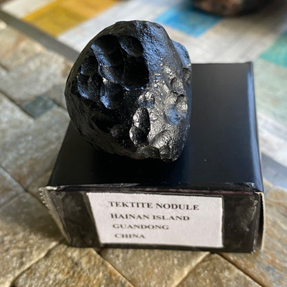 NODULE DE TEKTITE DE L'ÎLE DE HAINAN, CHINE 38g MF1034