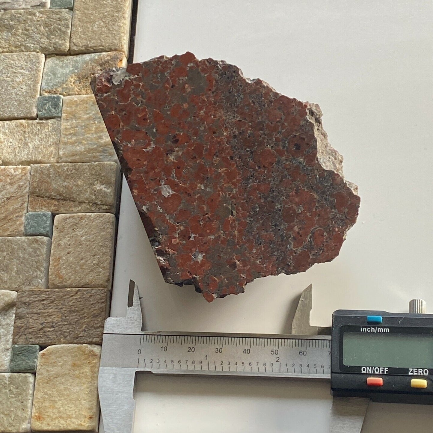 MUESTRA DE JASPE HEMATITE DE LA MINA BUCHENBURG, ALEMANIA 464g MF3469