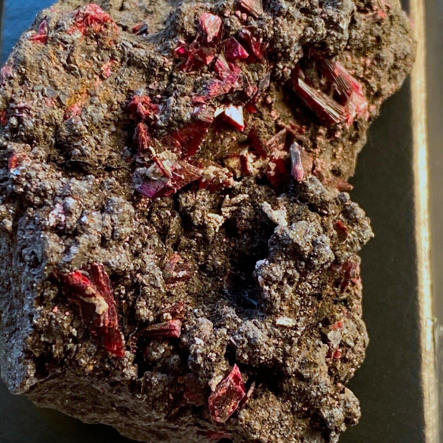 ERYTHRITE SUR MATRICE DE LA MINE DE BOU AZZER, MAROC 117g MF1005