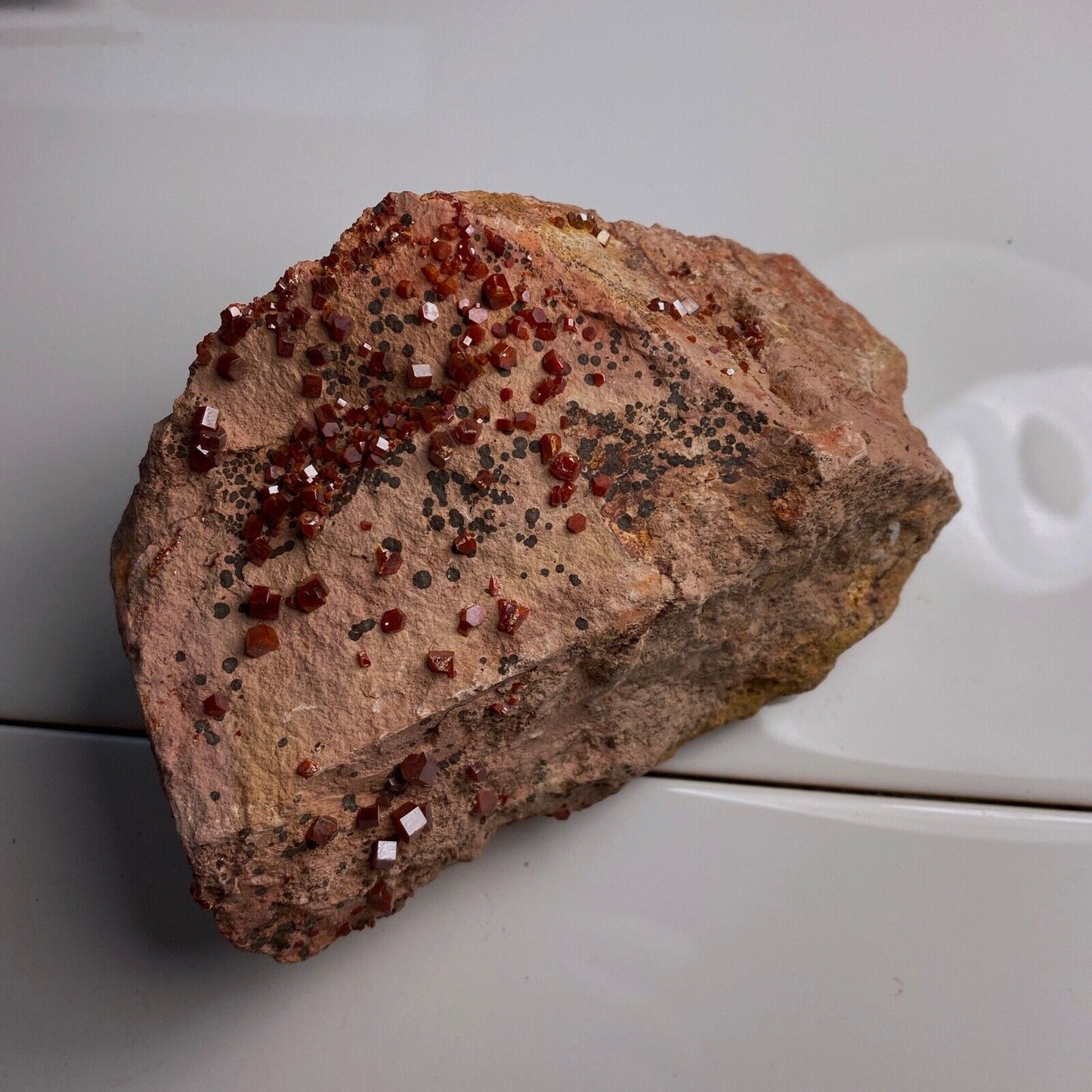 VANADINITE SUR MATRICE DU MAROC SUBSTANTIEL 675g MF359