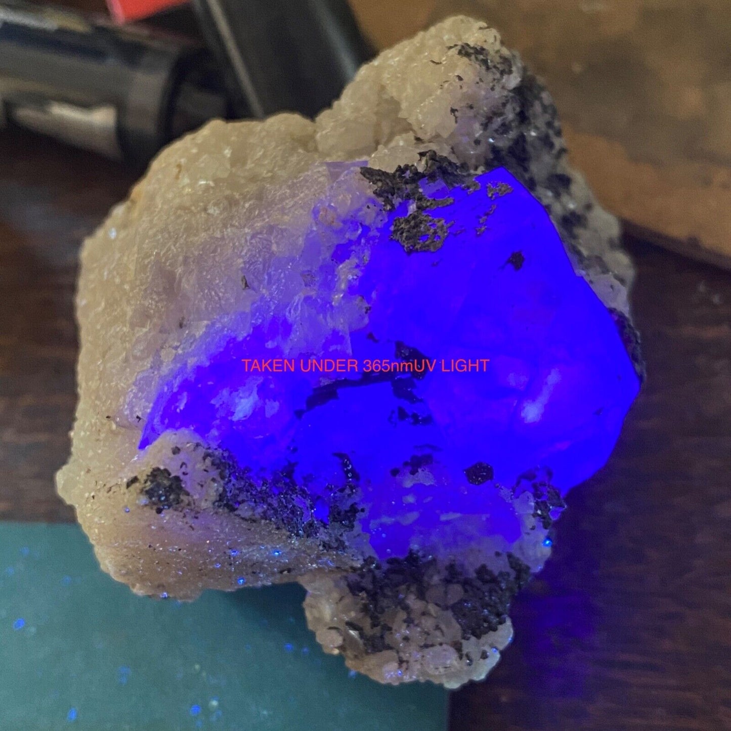 FLUORITE AVEC PYROBITUME/CARBONE RARE DE LA MINE EMILIO, ESPAGNE 154 g MF1334