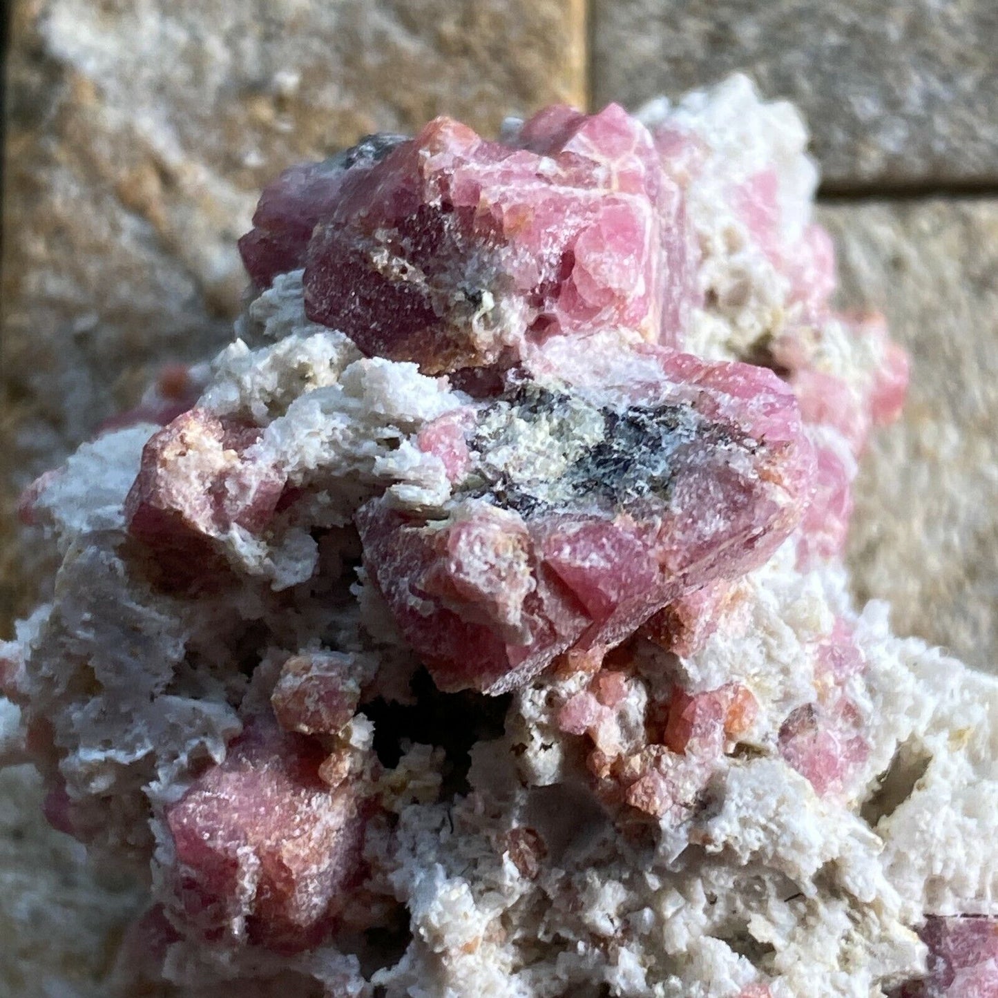 GROSSULAR GARNET IN MATRIX FROM MEXICO 38g MF3817