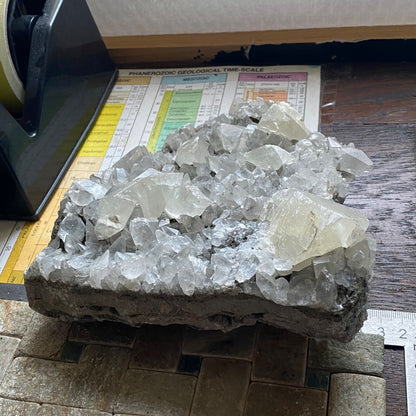 ASSEMBLAGE DE CRISTAL DE CALCITE ÉCHANTILLON IMPRESSIONNANT DE TAFF WELLS LOURD 1650g MF752