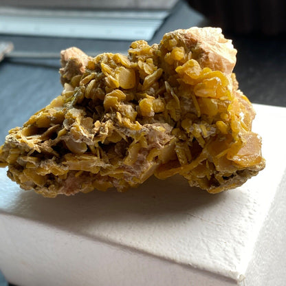 WULFENITE MULTIPLE CRYSTALS ON DOLOMITE MATRIX FROM MOROCCO 114g MF1162