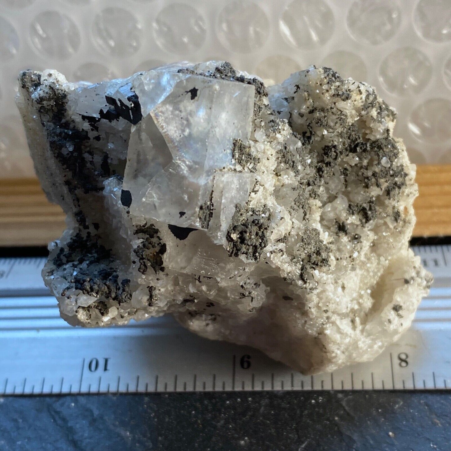 FLUORITE AVEC PYROBITUME/CARBONE RARE DE LA MINE EMILIO, ESPAGNE 154 g MF1334