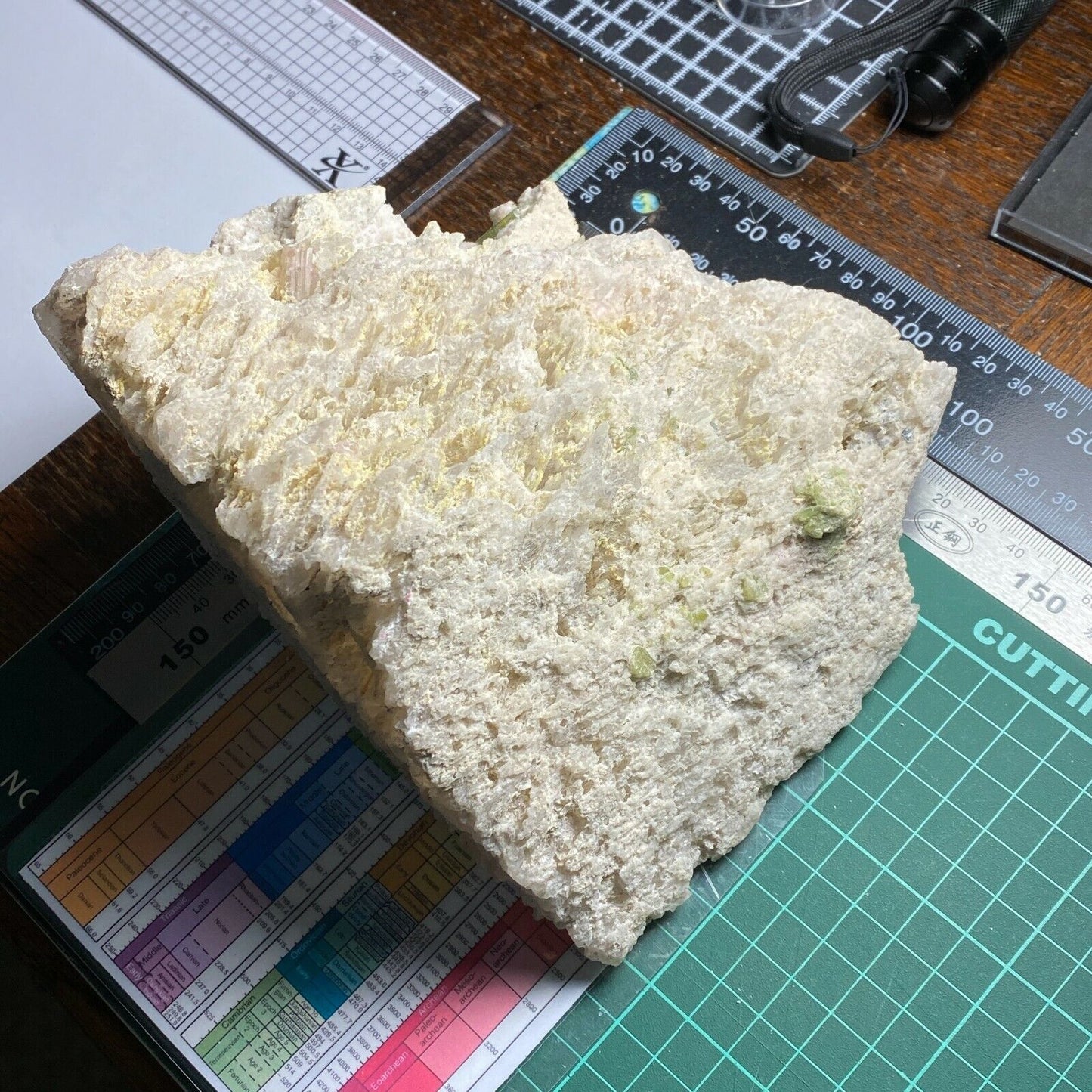 FELDSPATO ORTOCLASA CON TURMALINA MUESTRA MASIVA 1780g MF1608