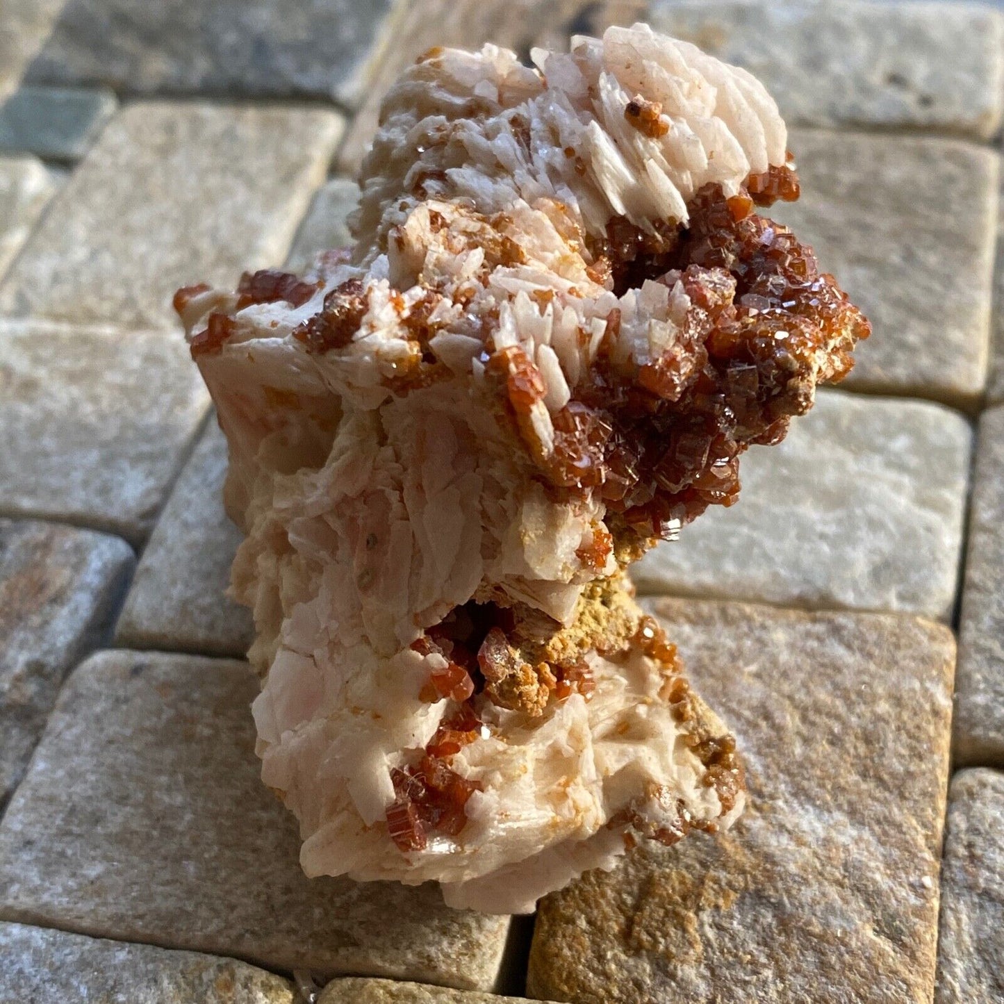 VANADINITE AVEC BARYTINE DU MAROC BEAU SPECIMEN 96g MF6827