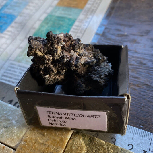 TENNANTITE AVEC QUARTZ DE LA MINE TSUMEB, NAMIBIE 57g MF1008