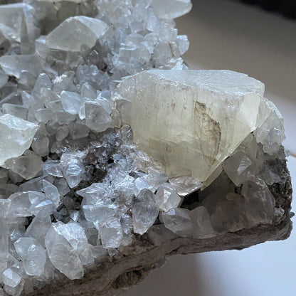 ASSEMBLAGE DE CRISTAL DE CALCITE ÉCHANTILLON IMPRESSIONNANT DE TAFF WELLS LOURD 1650g MF752