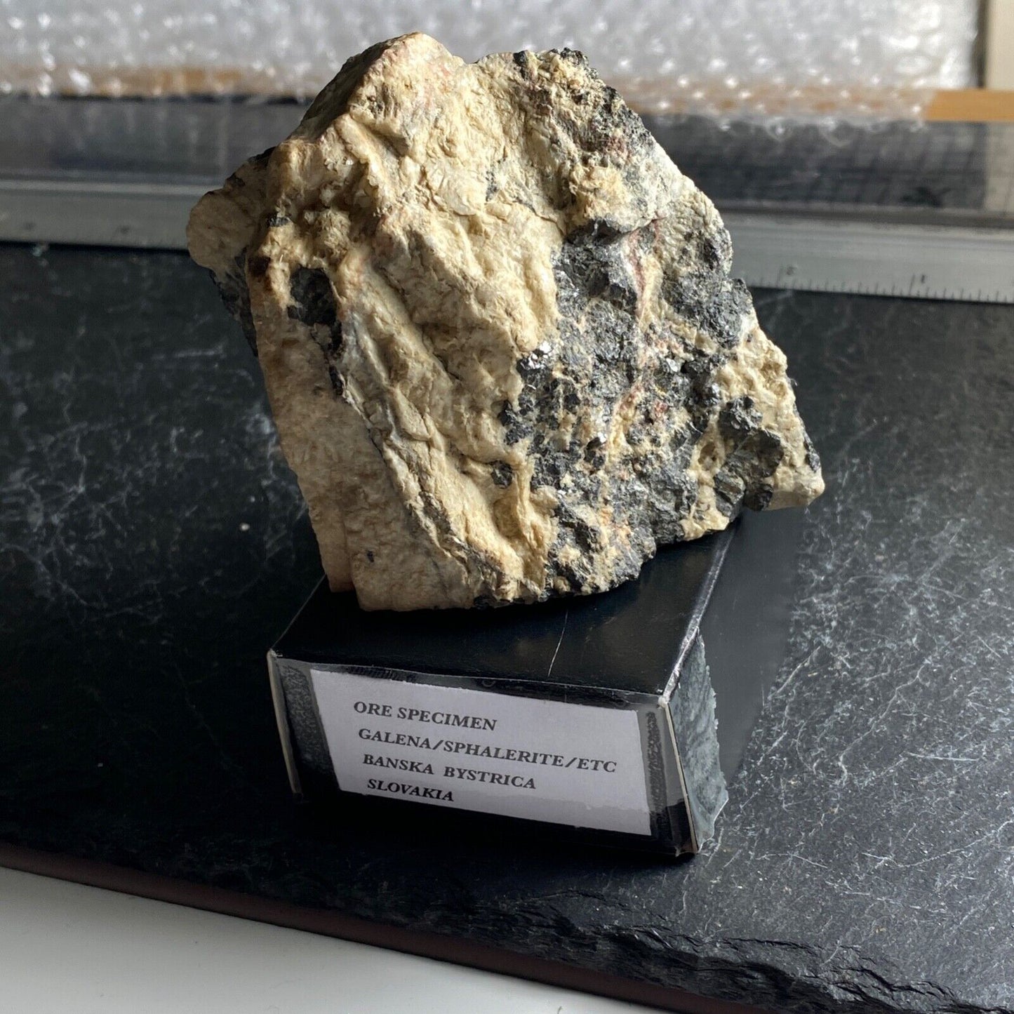 GALÈNE/SPHALERITE ETC DE BANSKA BYSTRICA, SLOVAQUIE. 350g MF982