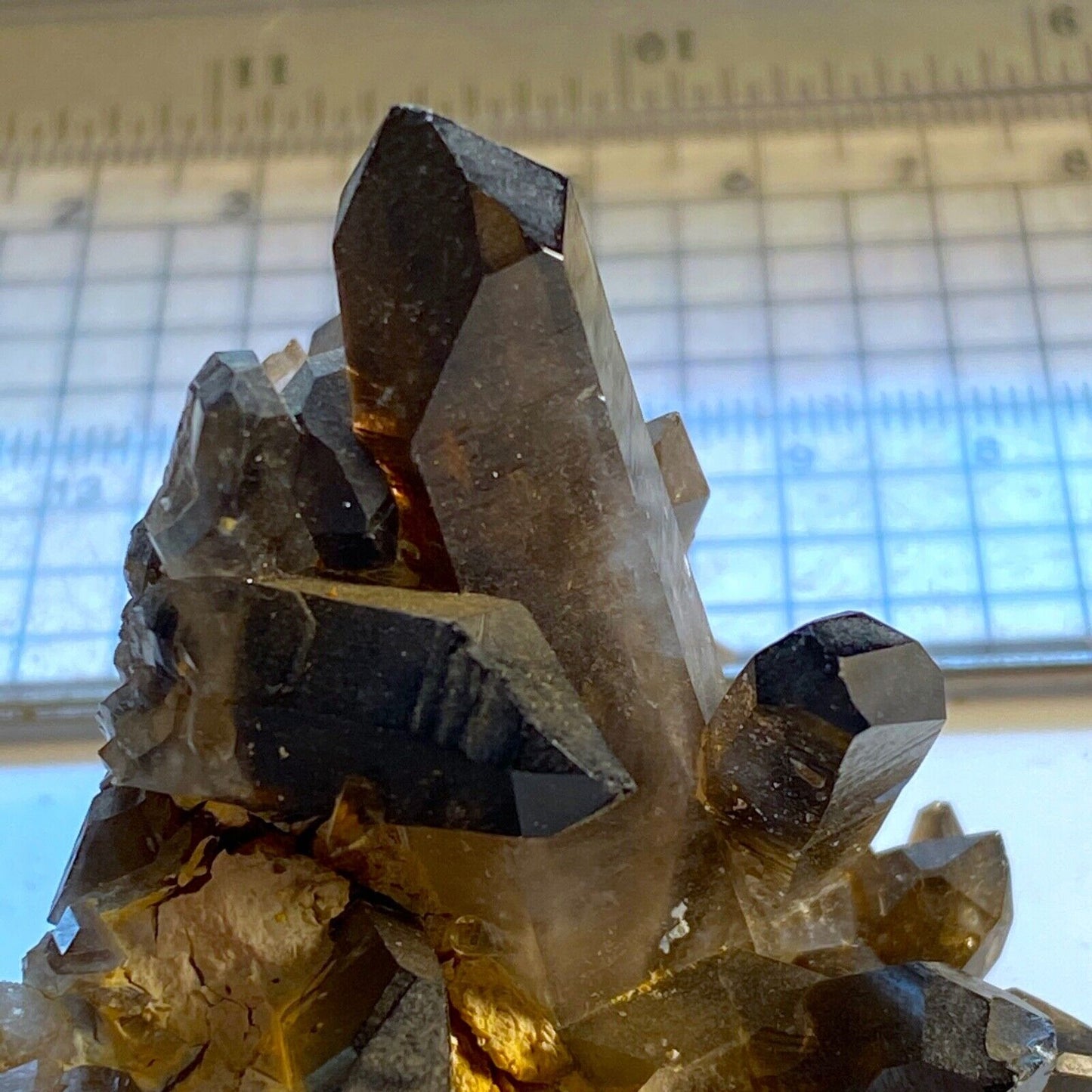 ENSAMBLAJE DE CRISTAL DE CUARZO EXQUISITO MUESTRA DEL PERÚ 84g MF6745