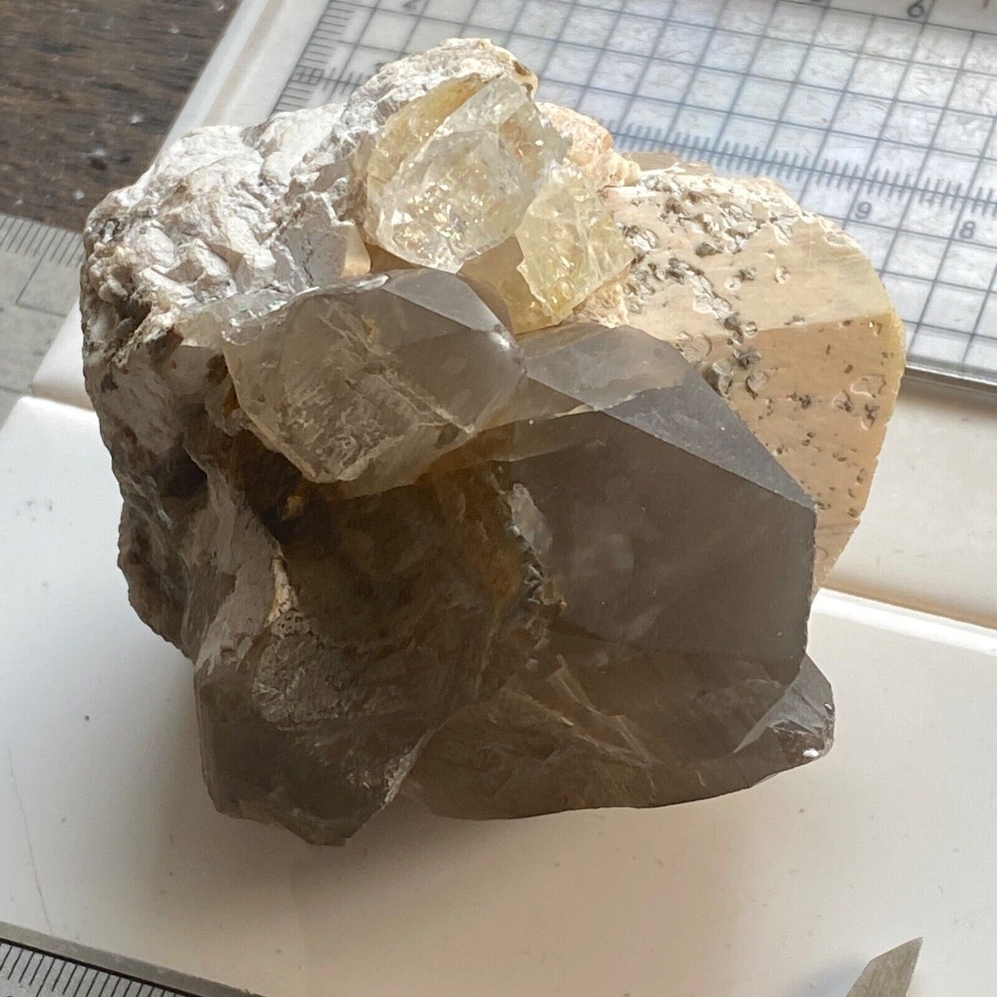 QUARTZ/TOPAZ ETC SUR MICROCLINE DE NAMIBIE 258g MF6972