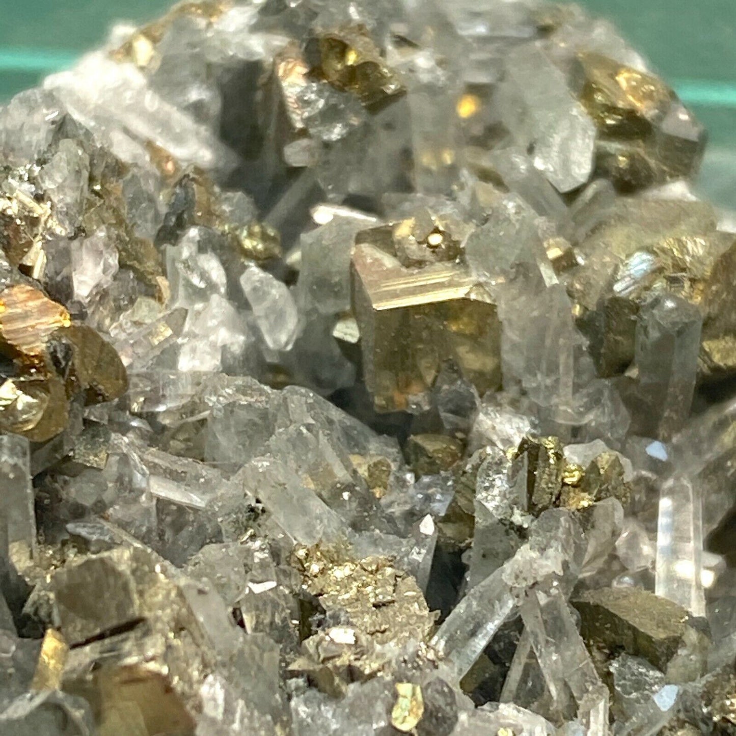 ENSAMBLAJE DE CRISTAL DE PIRITA Y CUARZO DEL PERÚ 107g MF6149