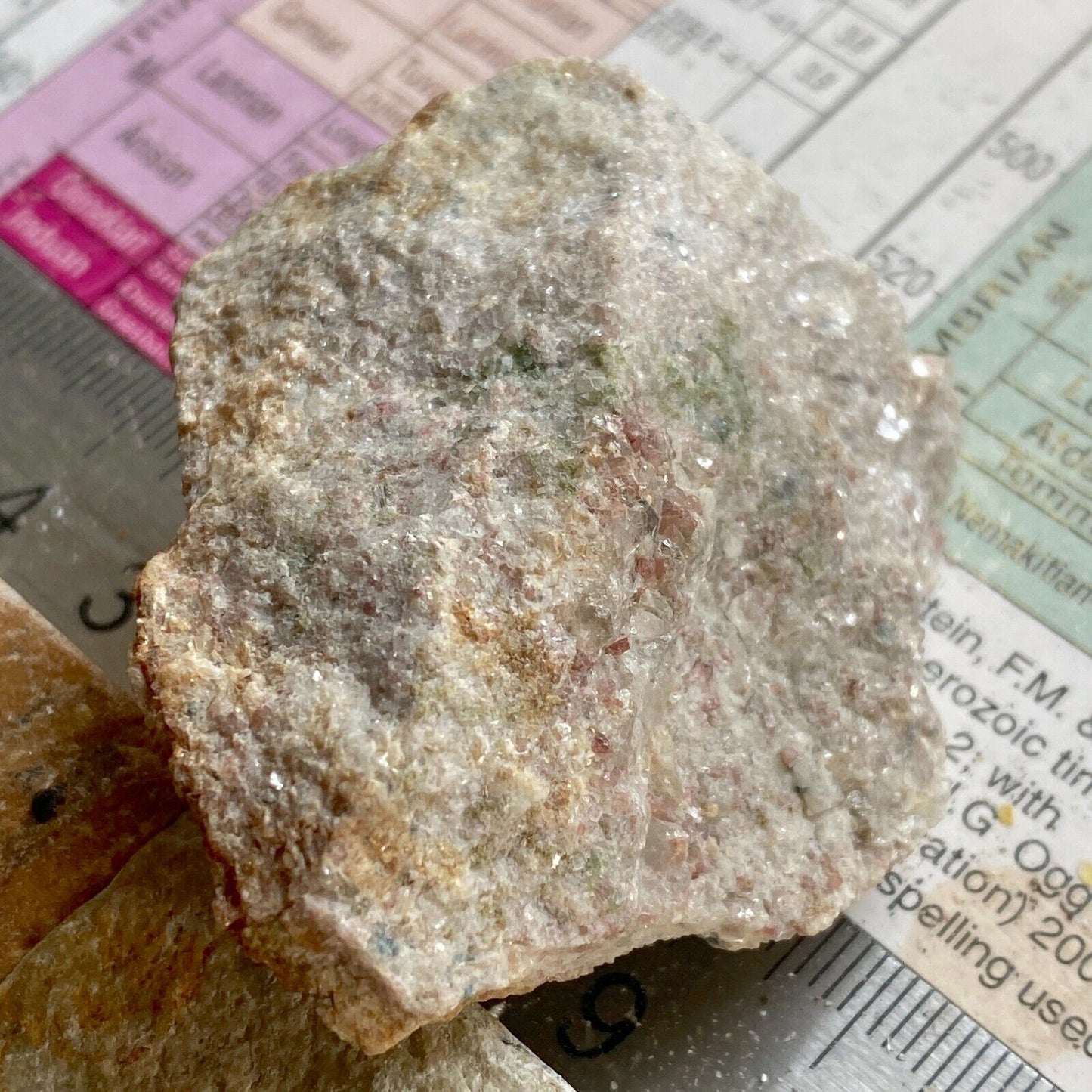 TOURMALINE ELBAÏTE AVEC QUARTZ RICHE EN MICA LEPIDOLITE 77g MF6628