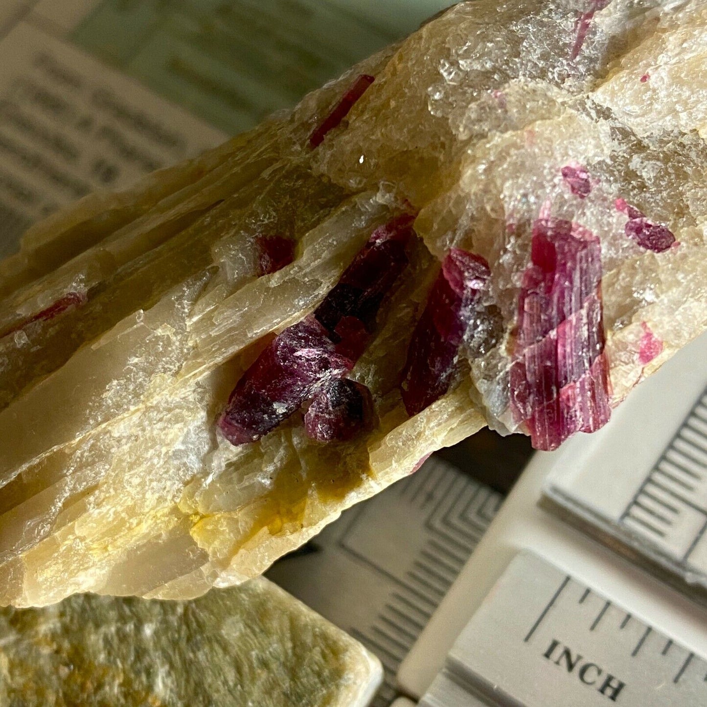 TOURMALINE RUBELLITE SUR MATRICE DE LA VALLEE DE SAHATANY, MADAGASCAR 110g MF6571