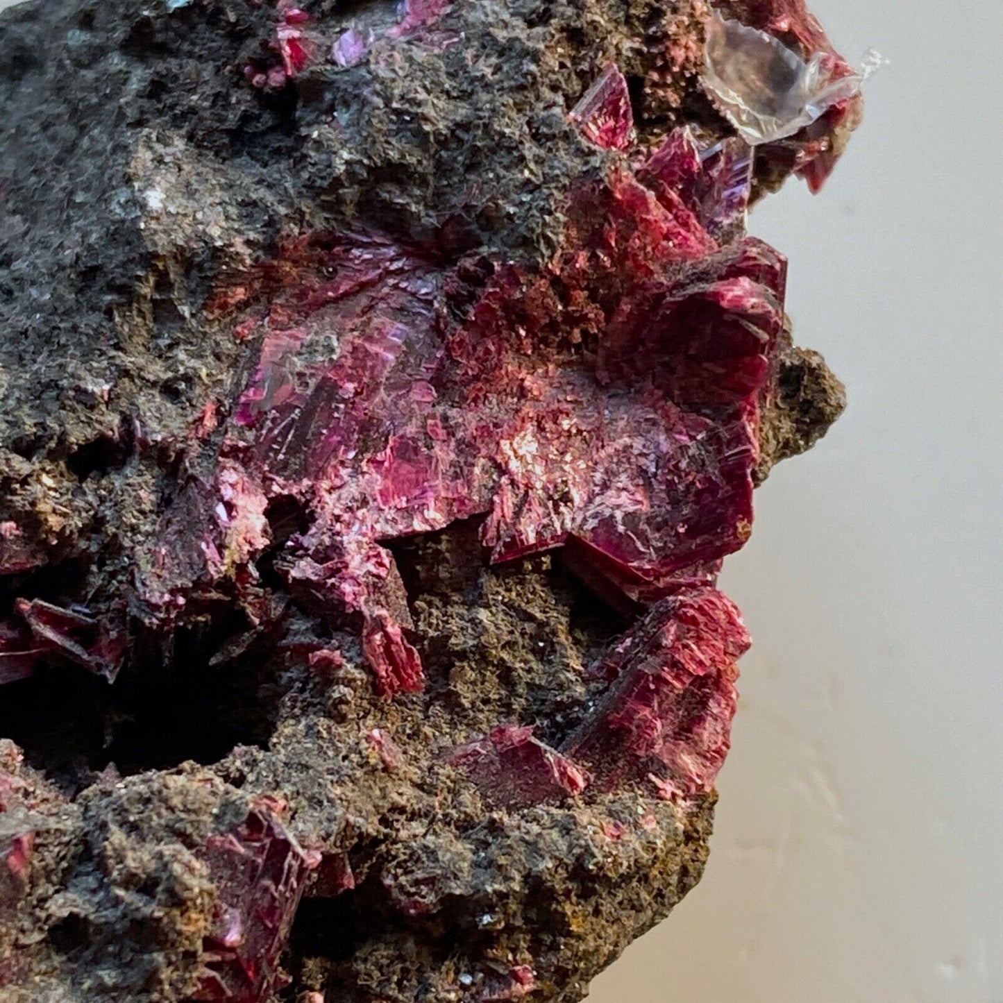 ERYTHRITE SUR MATRICE DE LA MINE DE BOU AZZER, MAROC 117g MF1005