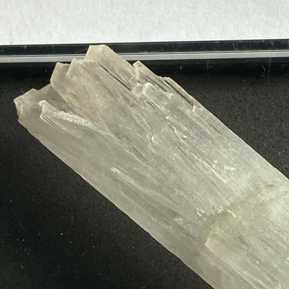 AGREGADO DE CRISTAL DE NATROLITA DE MAHARASHTRA INDIA 10g MF3131