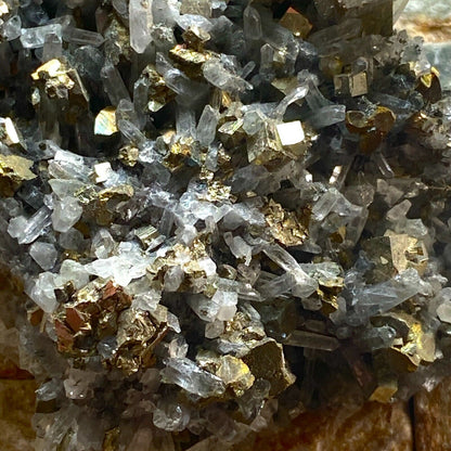 ASSEMBLAGE DE CRISTAL DE PYRITE ET DE QUARTZ DU PÉROU 107g MF6149