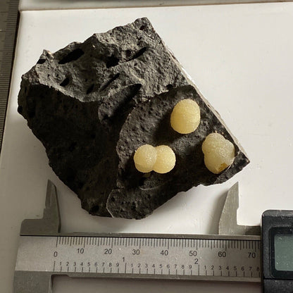 CALCITE SUR BASALTE SPÉCIMEN INHABITUEL D'ITALIE 180g MF1152