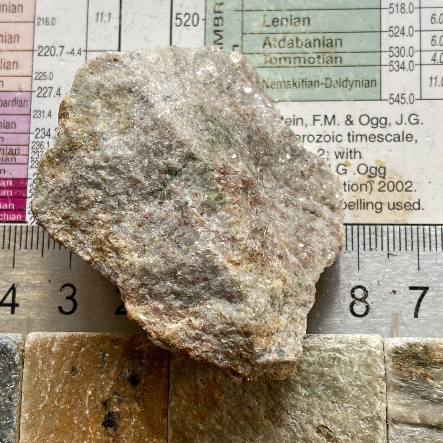 TOURMALINE ELBAÏTE AVEC QUARTZ RICHE EN MICA LEPIDOLITE 77g MF6628