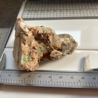 QUARTZ/CHRYSOCOLLE/MALACHITE ETC DE LA MINE LLECHWEDD, PAYS DE GALLES. 114g MF784