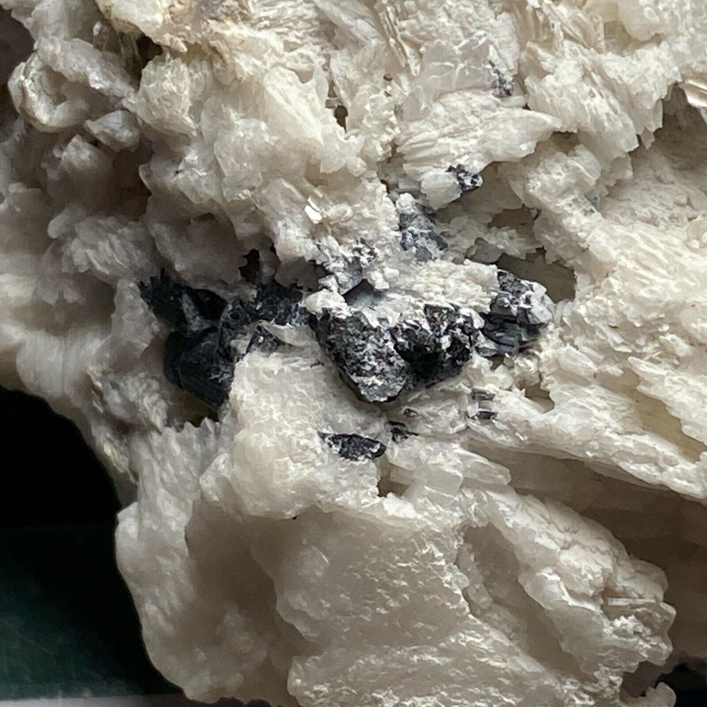 MUSCOVITE AVEC TOURMALINE SCHORL SUR FELDSPATH D'ALBITE148g MF8352Y