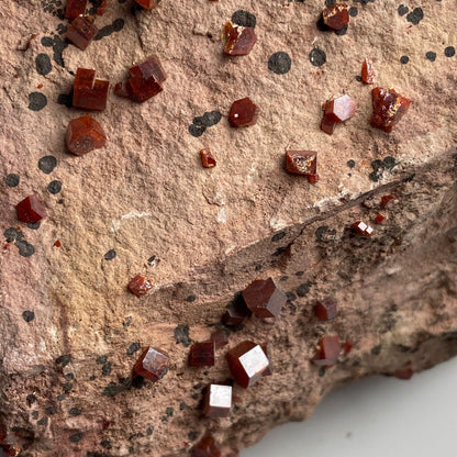 VANADINITE SUR MATRICE DU MAROC SUBSTANTIEL 675g MF359