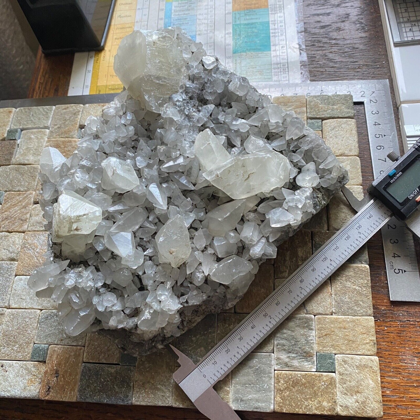 ASSEMBLAGE DE CRISTAL DE CALCITE ÉCHANTILLON IMPRESSIONNANT DE TAFF WELLS LOURD 1650g MF752