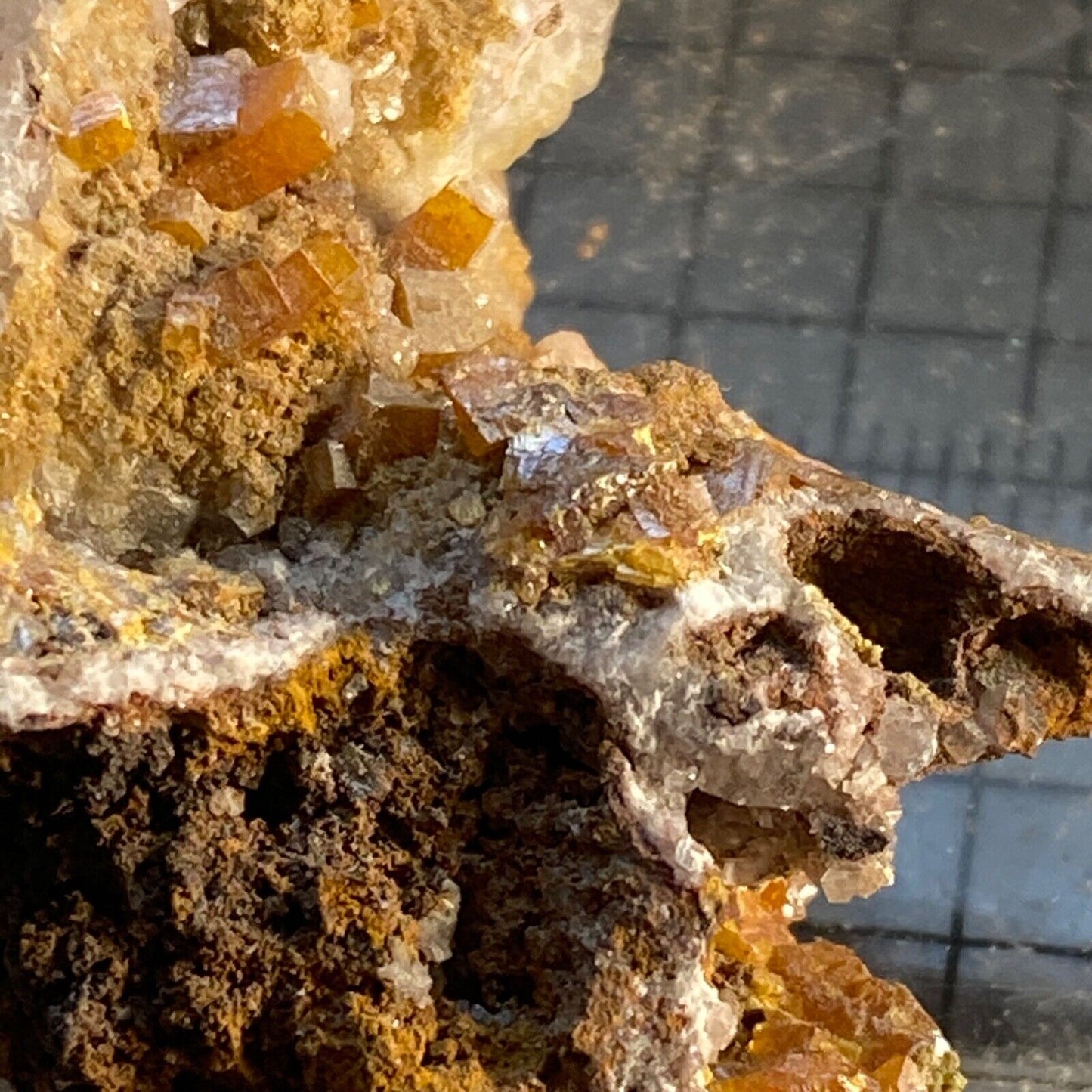 WULFENITE ON MATRIX FROM APEX MINE, MEXICO. 25g MF1190