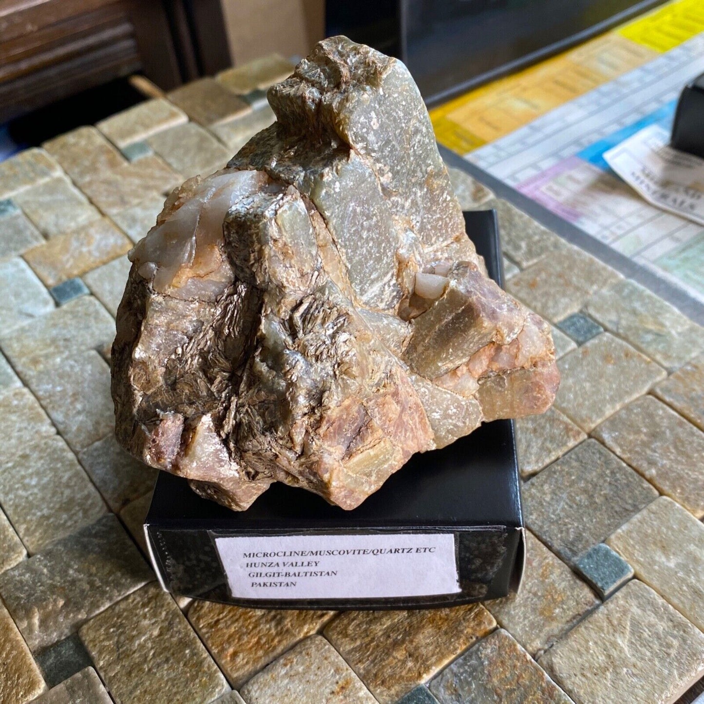 MICROCLINE/MUSCOVITE ETC DE LA VALLÉE DE HUNZA, PAKISTAN 398g MF1063